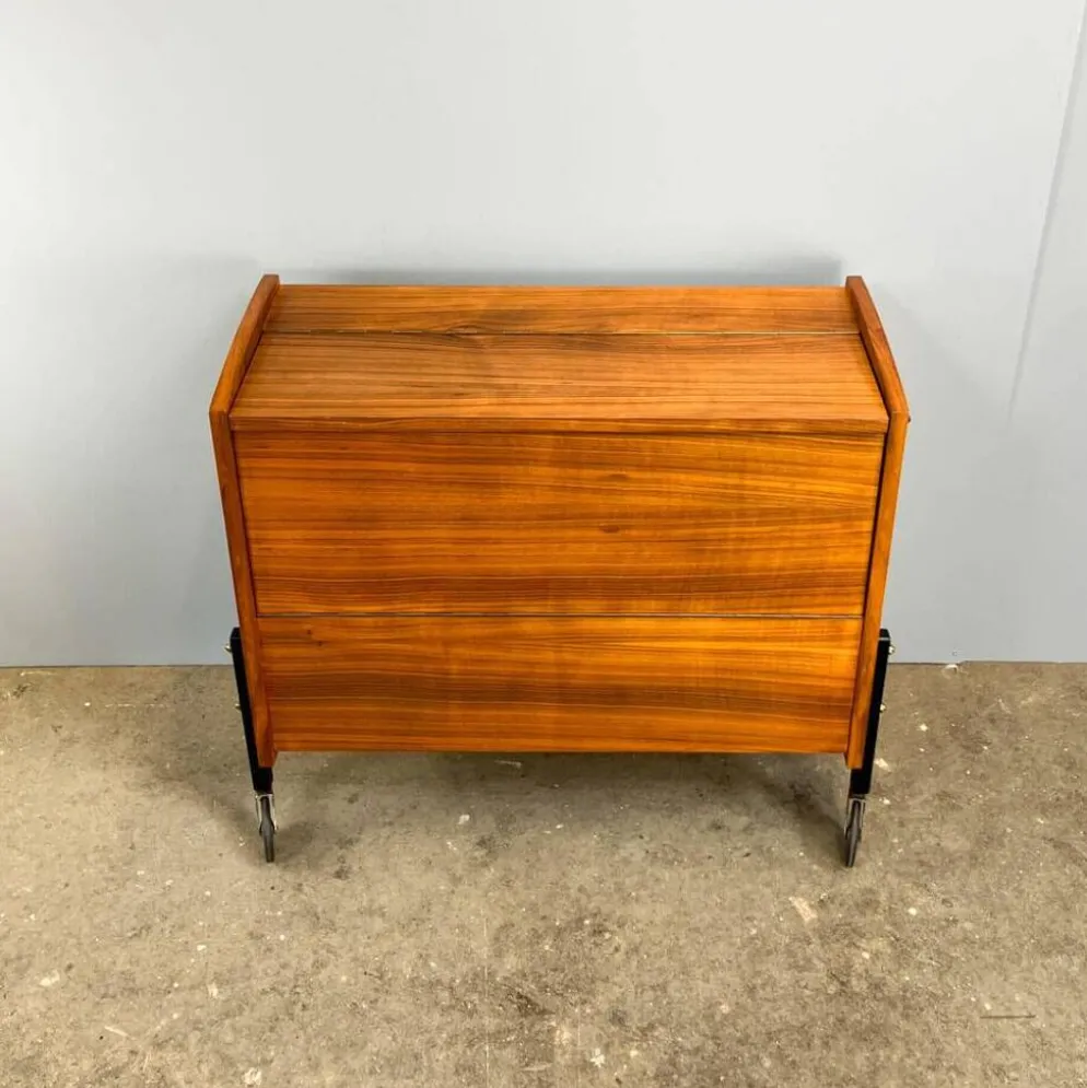 Cabinet à bar roulant avec miroirs intérieurs, noyer, années 60, vintage