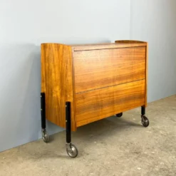 Cabinet à bar roulant avec miroirs intérieurs, noyer, années 60, vintage