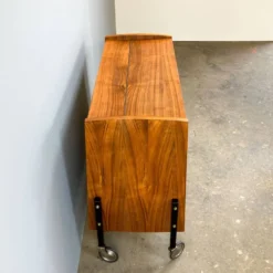 Cabinet à bar roulant avec miroirs intérieurs, noyer, années 60, vintage