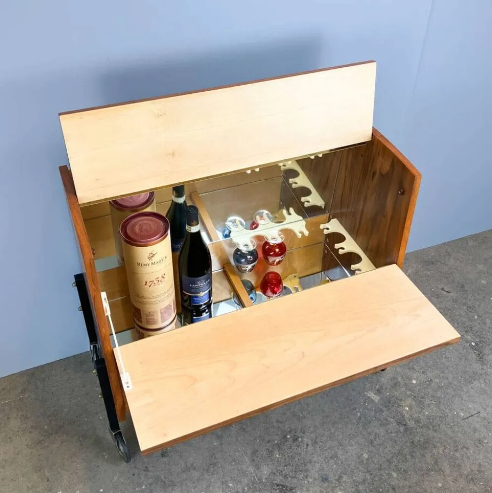 Cabinet à bar roulant avec miroirs intérieurs, noyer, années 60, vintage