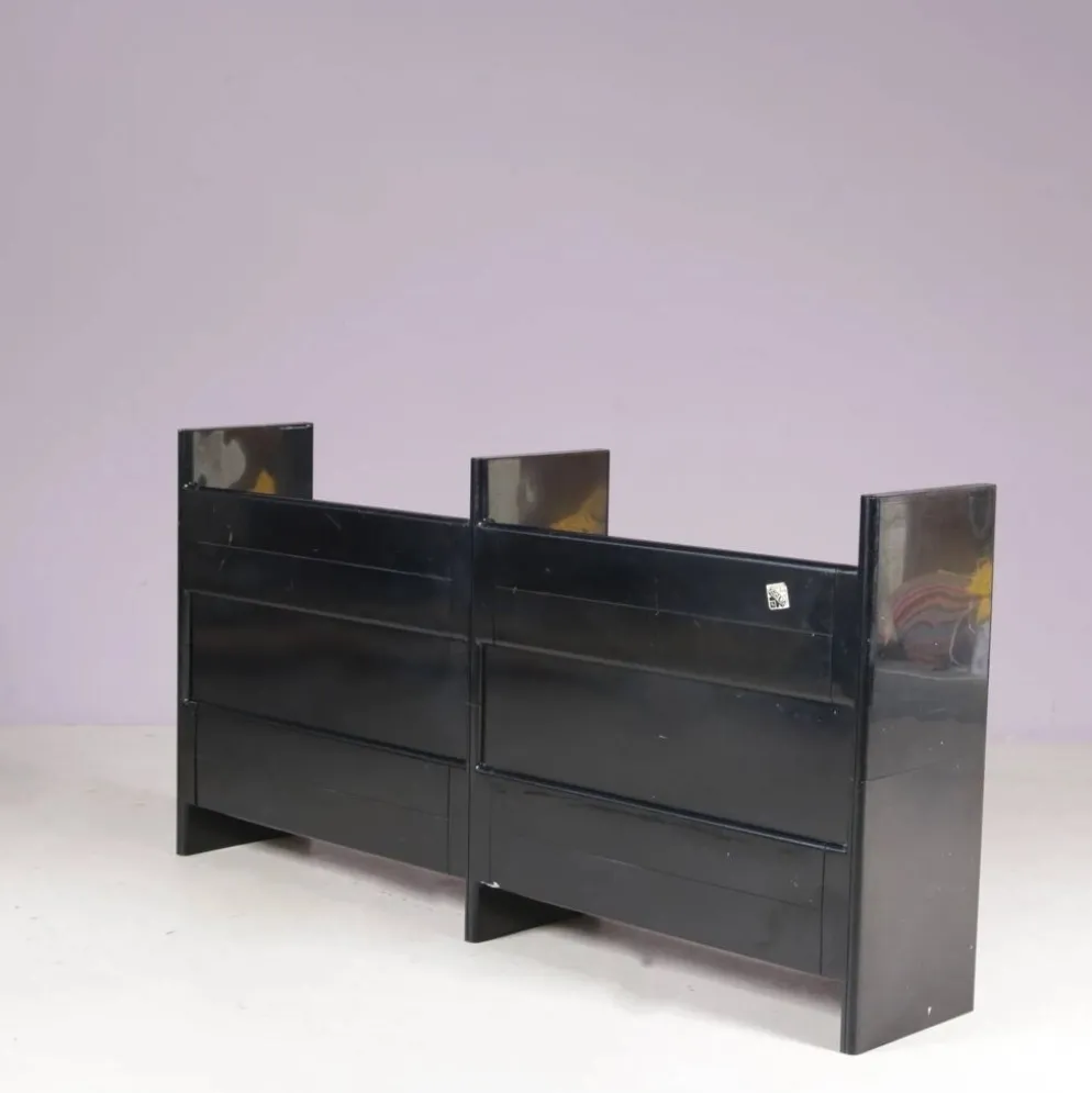 Cabinet bas en plastique noir modèle Multiplo Harvey Guzzini pour Kastilia, Italie années 1970
