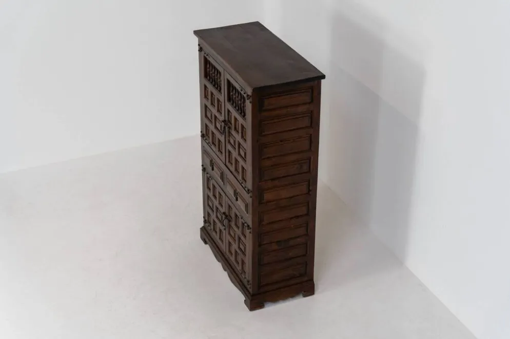 Cabinet brutaliste espagnol