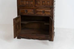 Cabinet brutaliste espagnol