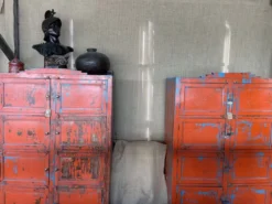 Cabinet à casiers en teck laqué rouge