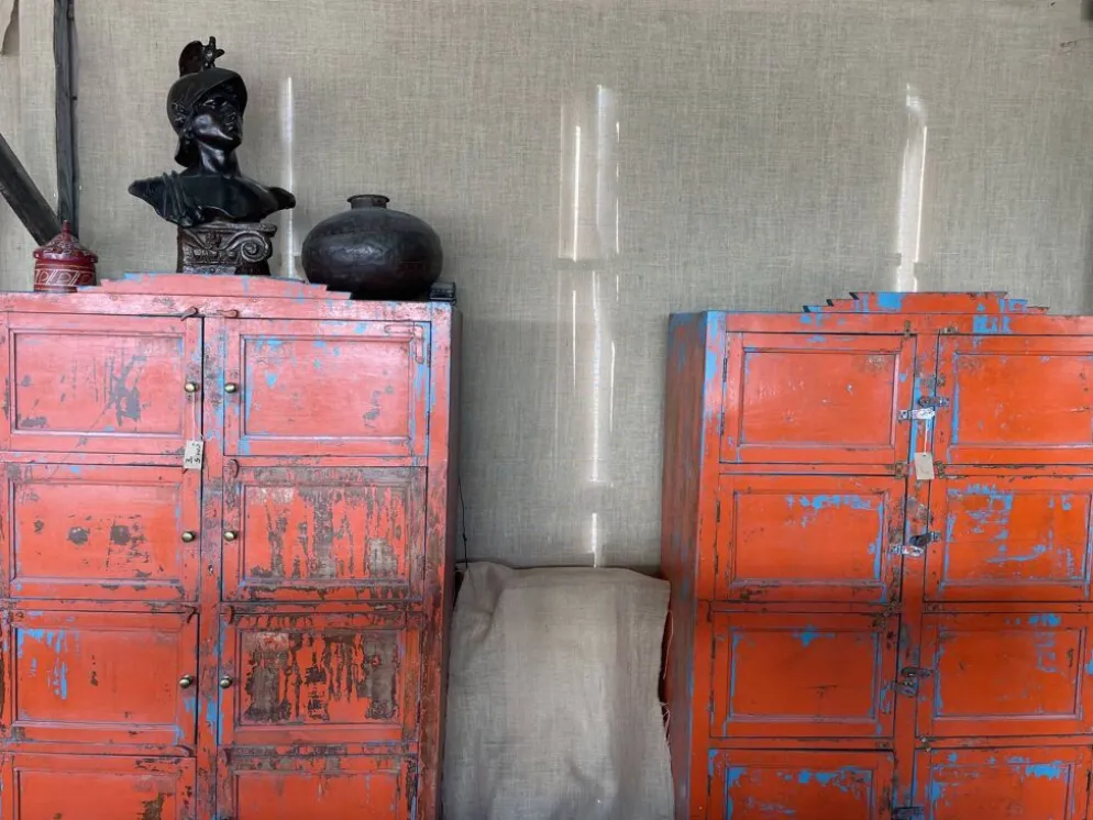 Cabinet à casiers en teck laqué rouge
