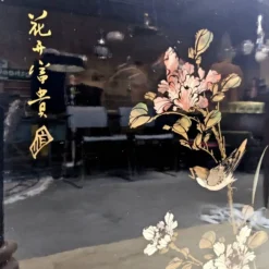 Cabinet d'affichage chinois vintage avec fleurs et oiseaux / Bohémien