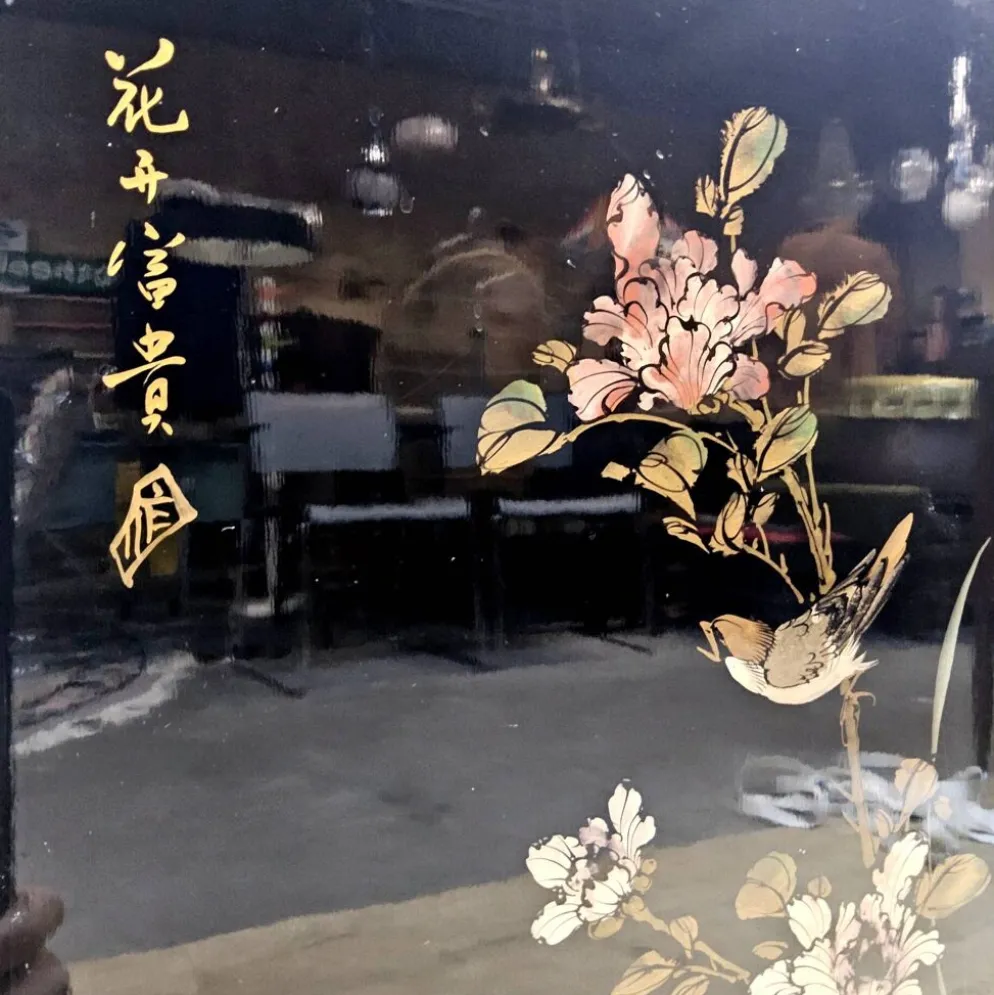 Cabinet d'affichage chinois vintage avec fleurs et oiseaux / Bohémien