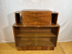 Cabinet d'affichage en noyer burr Art Déco vintage des années 1930 avec façade tombante
