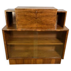 Cabinet d'affichage en noyer burr Art Déco vintage des années 1930 avec façade tombante