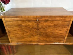 Cabinet d'affichage en noyer burr Art Déco vintage des années 1930 avec façade tombante