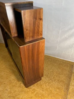 Cabinet d'affichage en noyer burr Art Déco vintage des années 1930 avec façade tombante