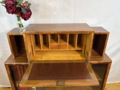 Cabinet d'affichage en noyer burr Art Déco vintage des années 1930 avec façade tombante