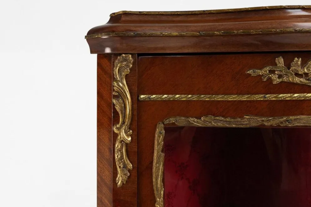 Cabinet d'angle de style Louis XV en verre cintré, 1950