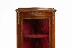 Cabinet d'angle de style Louis XV en verre cintré, 1950