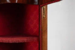 Cabinet d'angle de style Louis XV en verre cintré, 1950