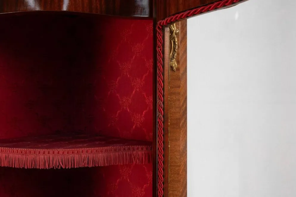 Cabinet d'angle de style Louis XV en verre cintré, 1950