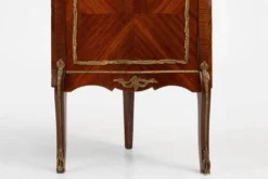 Cabinet d'angle de style Louis XV en verre cintré, 1950