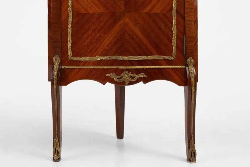 Cabinet d'angle de style Louis XV en verre cintré, 1950