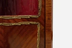 Cabinet d'angle de style Louis XV en verre cintré, 1950