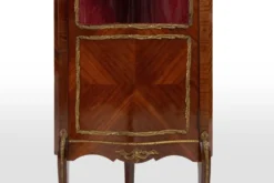 Cabinet d'angle de style Louis XV en verre cintré, 1950