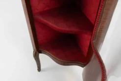 Cabinet d'angle de style Louis XV en verre cintré, 1950
