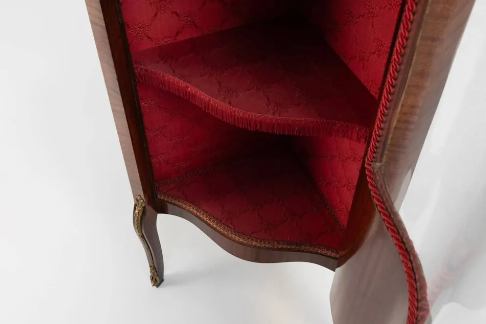 Cabinet d'angle de style Louis XV en verre cintré, 1950