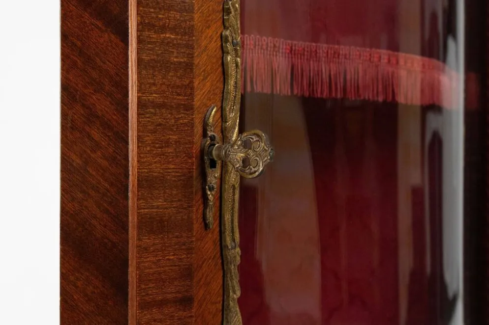 Cabinet d'angle de style Louis XV en verre cintré, 1950