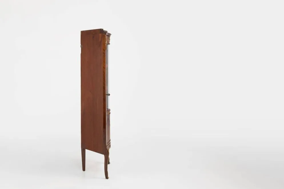 Cabinet d'angle de style Louis XV en verre cintré, 1950
