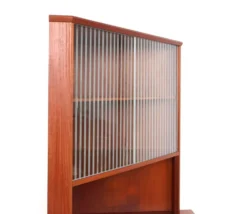 Cabinet d'angle en teck danois vintage avec vitrine, années 1960