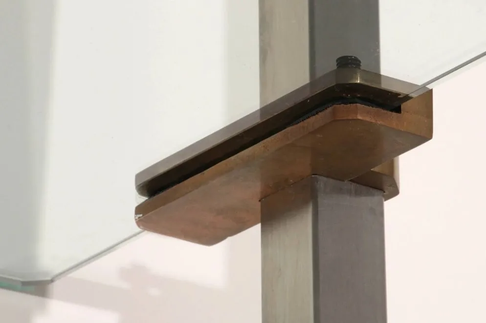 Cabinet d'angle Peter Ghyczy 1970 – modèle R16 emblématique en acier inoxydable et laiton