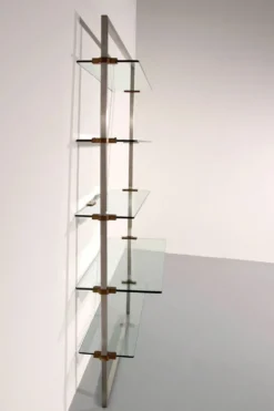 Cabinet d'angle Peter Ghyczy 1970 – modèle R16 emblématique en acier inoxydable et laiton