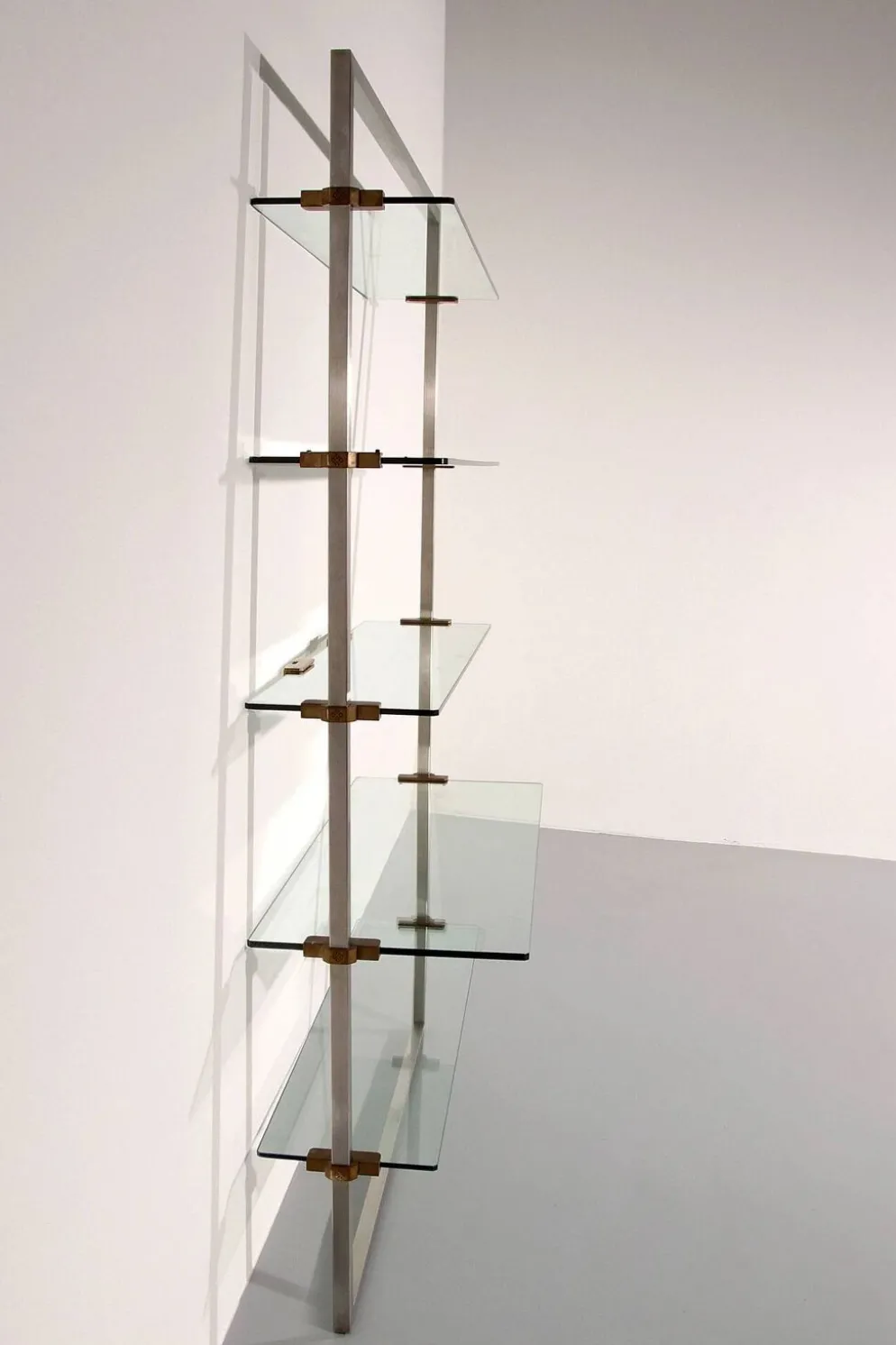 Cabinet d'angle Peter Ghyczy 1970 – modèle R16 emblématique en acier inoxydable et laiton