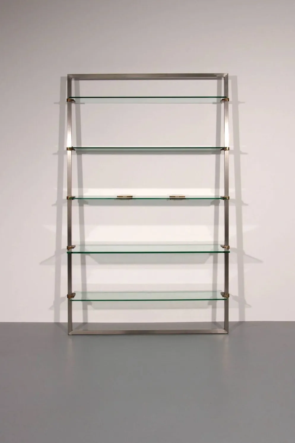 Cabinet d'angle Peter Ghyczy 1970 – modèle R16 emblématique en acier inoxydable et laiton