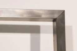 Cabinet d'angle Peter Ghyczy 1970 – modèle R16 emblématique en acier inoxydable et laiton