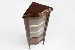 Cabinet d'angle vintage de style Louis XV français avec verre cintré, 195