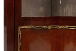 Cabinet d'angle vintage de style Louis XV français avec verre cintré, 195