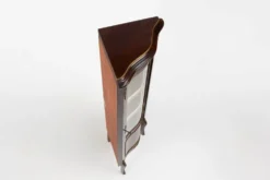 Cabinet d'angle vintage de style Louis XV français avec verre cintré, 195