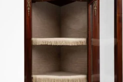 Cabinet d'angle vintage de style Louis XV français avec verre cintré, 195