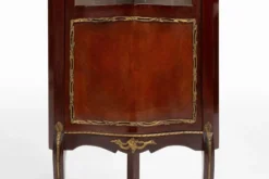 Cabinet d'angle vintage de style Louis XV français avec verre cintré, 195