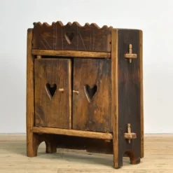 Cabinet d'art populaire roumain, vers 1950