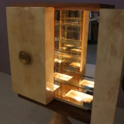 Cabinet de bar Aldo Tura en peau de chèvre sur piédestal, années 1960