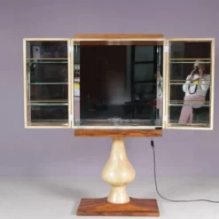 Cabinet de bar Aldo Tura en peau de chèvre sur piédestal, années 1960
