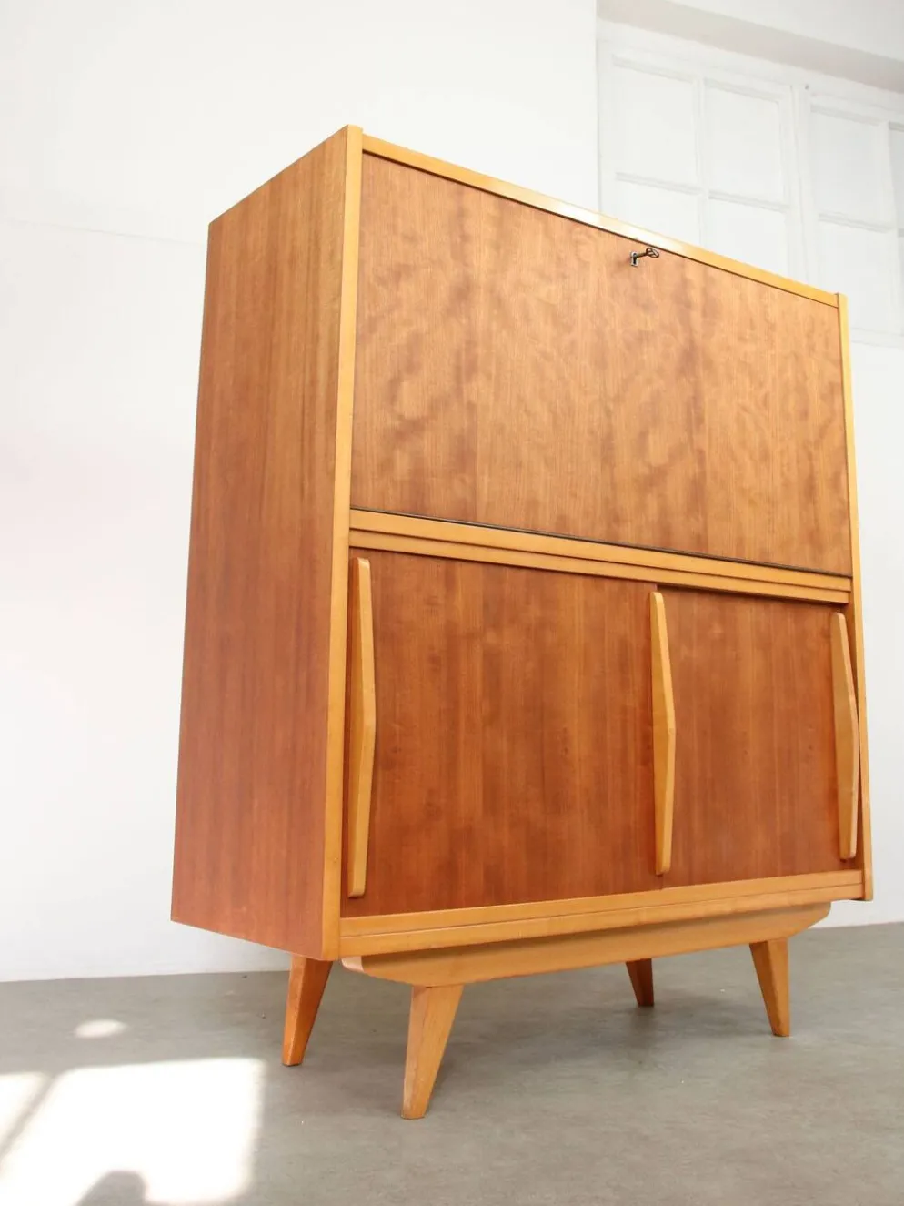 Cabinet de bar en bois scandinave moderne du milieu du siècle, années 1950