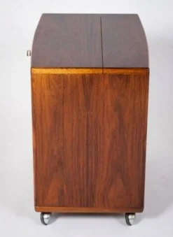 Cabinet de bar en palissandre danois par Illum Wikkelsø, années 1960