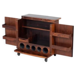 Cabinet de bar en palissandre danois par Illum Wikkelsø, années 1960