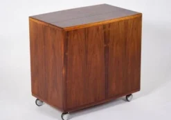 Cabinet de bar en palissandre danois par Illum Wikkelsø, années 1960