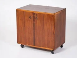 Cabinet de bar en palissandre danois par Illum Wikkelsø, années 1960