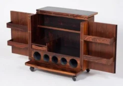 Cabinet de bar en palissandre danois par Illum Wikkelsø, années 1960