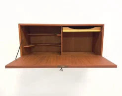 Cabinet de bar en teck par Kai Kristiansen pour Feldballes, années 1960.