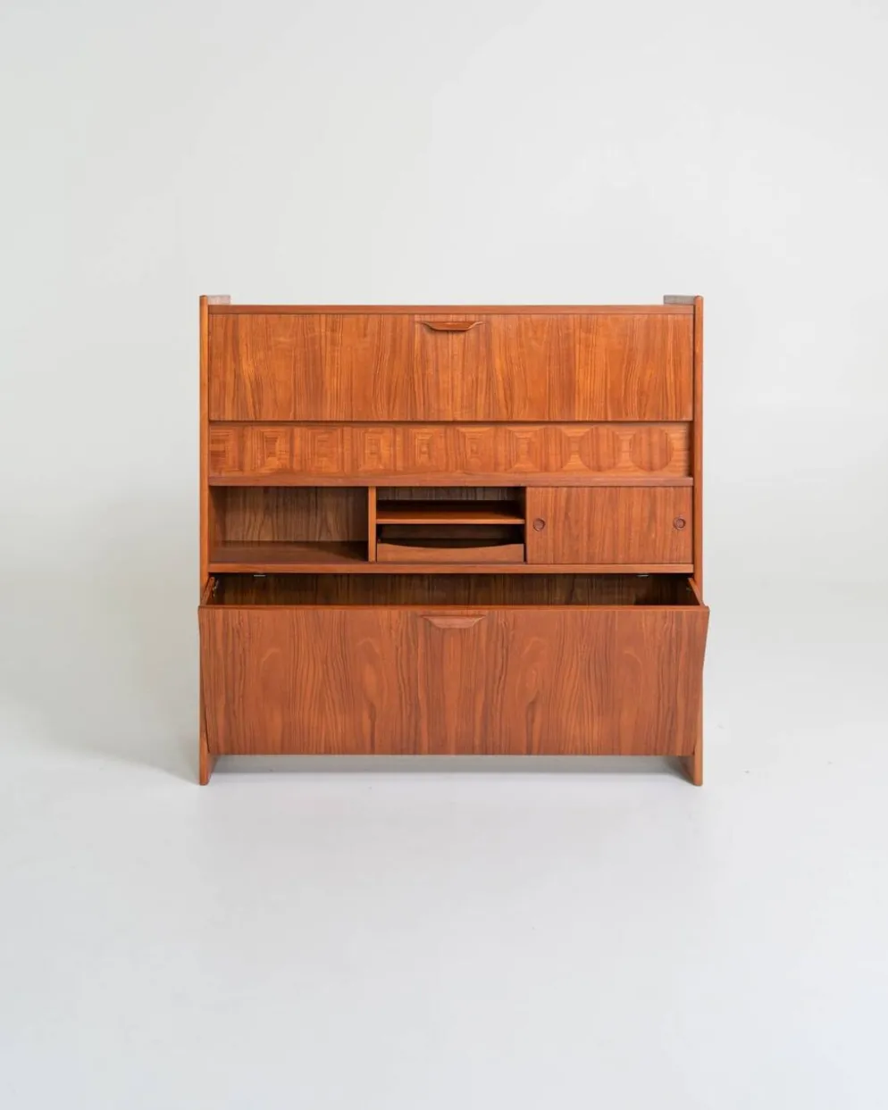 Cabinet de bar en teck “SK661” par Johannes Andersen pour J. Skaaning & Søn, années 1960.